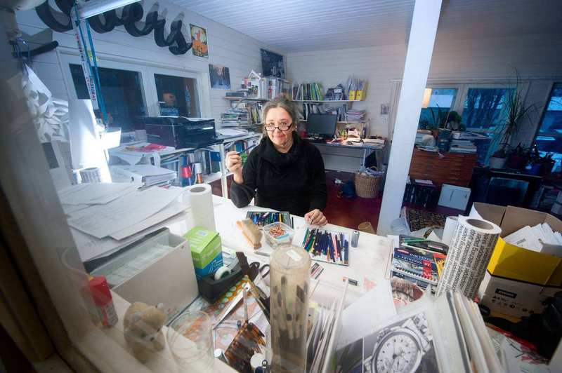 Taina Väisänen työhuoneessa